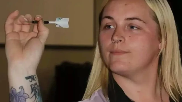 Polémica por la expulsión de una jugadora trans de un torneo de dardos: "Estoy destrozada, quiero acabar con todo"