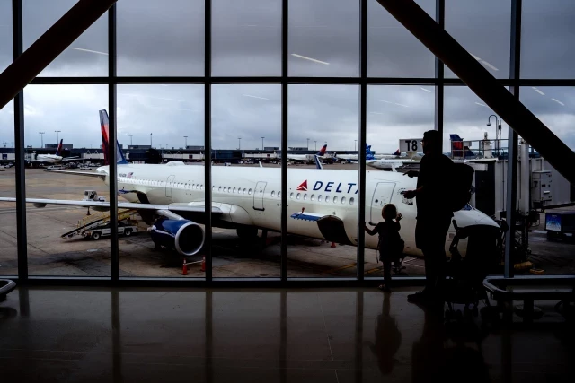 Delta Airlines obliga a un pasajero a quitarse una camiseta de apoyo a Palestina (EN)