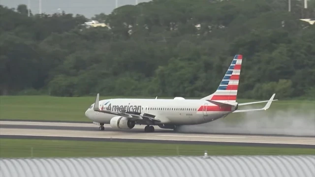 Avión de Boeing aborta despegue tras reventarse varios neumáticos