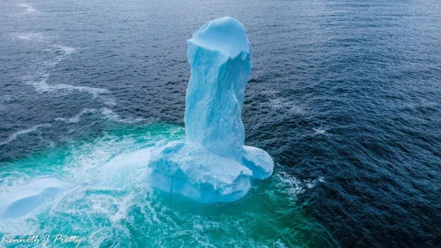 Un iceberg gigante en forma de falo flotando en la bahía de Concepción sorprende a los residentes de Dildo, Canadá [ENG]