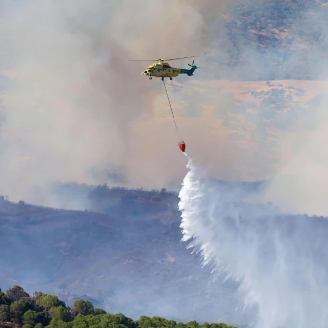 El riesgo de explosiones por munición impide la extinción de un incendio en la base militar de Cerro Muriano, Córdoba