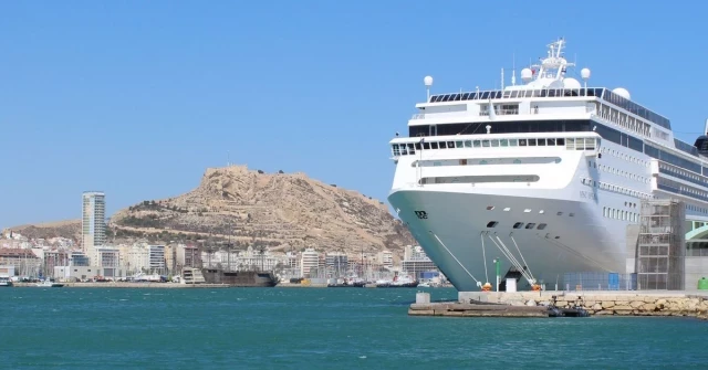 Alicante sale a la calle contra el turismo masivo: "No queremos ser como París o Ibiza"