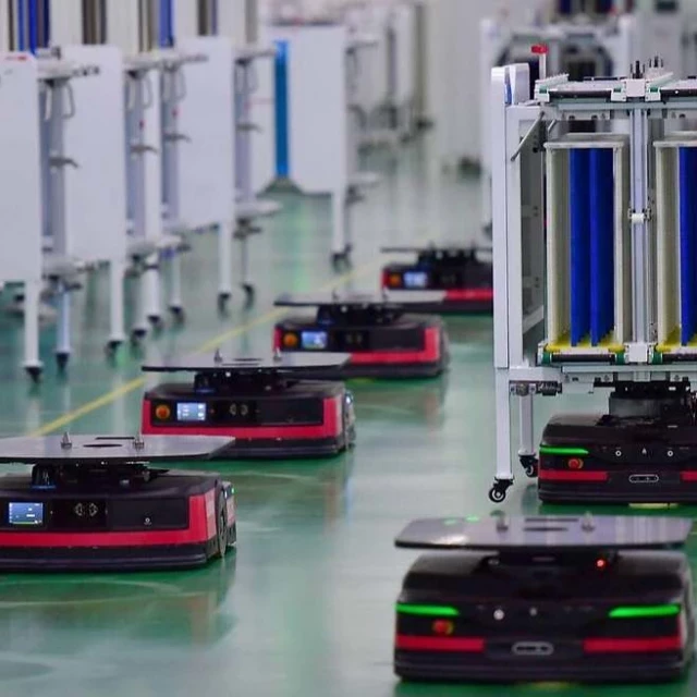China viaja al futuro: presentan una fábrica de Xiaomi abierta 24/7 en la que todos los trabajadores son robots
