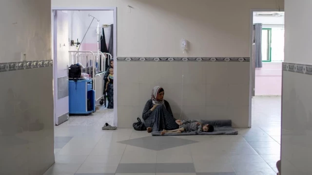 Los hospitales de Gaza, obligados a renunciar a la higiene y a las camas para pacientes: "Ni siquiera queda jabón"