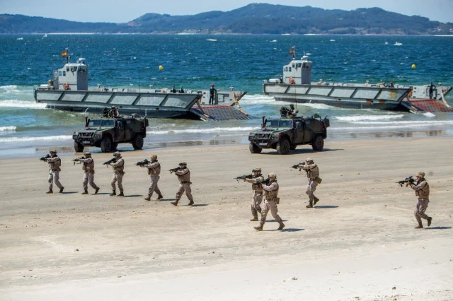 La Armada realiza un simulacro de despliegue anfibio en la playa de Samil