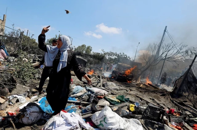 Al menos 71 muertos en un ataque israelí sobre un campamento de civiles en el sur de Gaza
