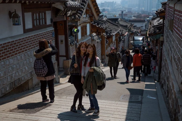 Un barrio de Seúl está tan harto del turismo que ha introducido una medida extrema: toque de queda para turistas