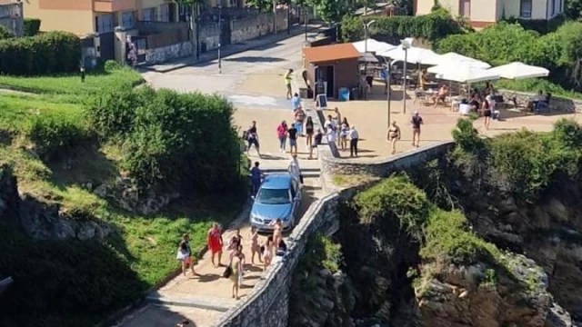Un conductor, atrapado en el acceso peatonal a Puertu Chicu, en Llanes, al intentar llegar en coche: "Empieza lo bueno”