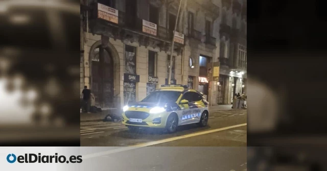 Una patrulla de la Guardia Urbana de Barcelona abandona a un sintecho inconsciente: “Es un caso perdido”