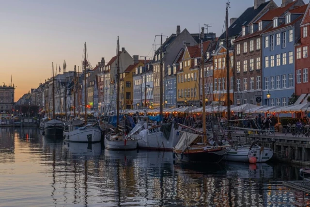 En pleno debate sobre el "turismo basura", Copenhague tiene un plan: regalar comida a los turistas que se porten bien