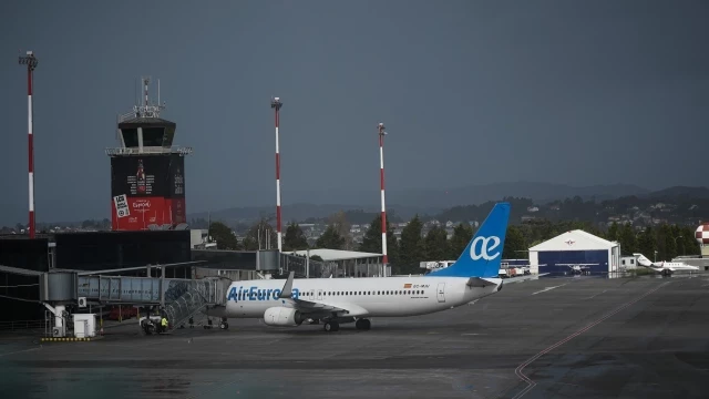 Accidente laboral en el aeropuerto de Alvedro: un operario pierde la pierna asistiendo en tierra a un avión