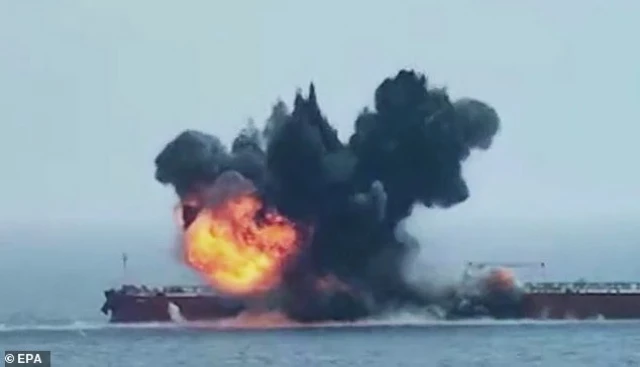 Vídeo estremecedor muestra el momento en que una enorme explosión envuelve un petrolero con bandera de Liberia en el Mar Rojo tras ser atacado por los rebeldes hutíes [ENG]