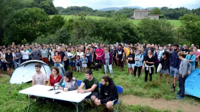 20 años de cárcel y 56.000 euros por acampar en Aroztegia