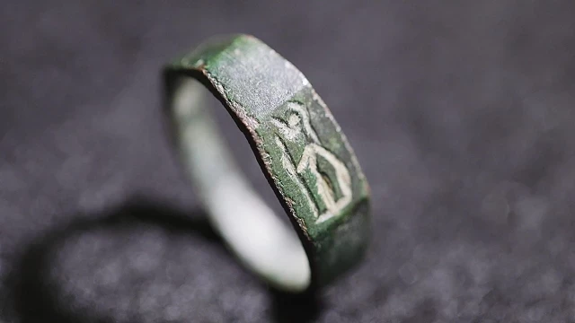 Un anillo de 1800 años de antigüedad grabado con la diosa romana Minerva, encontrado por un niño en el Monte Carmelo