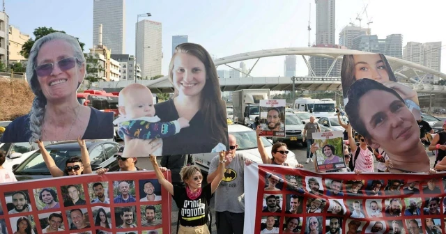 Las familias exigen una aclaración después de que Netanyahu supuestamente dijera que los rehenes "están sufriendo, pero no muriendo" [EN]