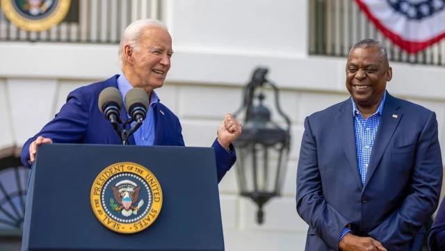 Biden llama a su secretario de Defensa "el hombre negro"