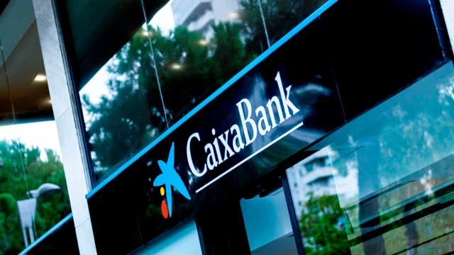 Caixabank le cobra un seguro de vida y se niegan a que devuelva el recibo porque la póliza es del banco