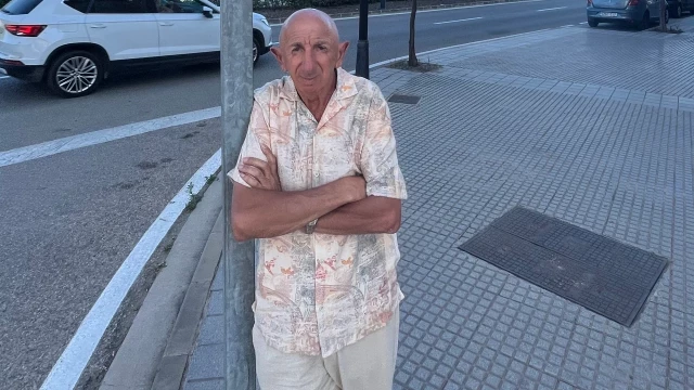 Rufino Núñez, barrendero en Vélez-Málaga: «Me han ofrecido operarme, pero en un quirófano hay que meterse por salud»