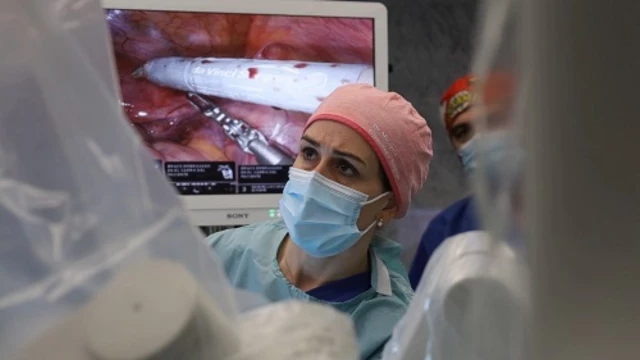 Cirugía pionera en España: mover el útero y los ovarios de sitio para que las pacientes de cáncer puedan quedarse embarazadas
