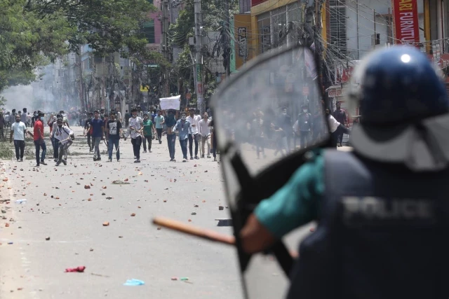 Cortan internet y telefonía móvil en Bangladesh ante violentas protestas que dejan 28 muertos