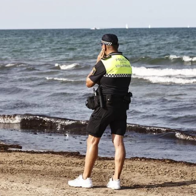 Un nuevo vertido en València obliga a cerrar y desalojar la playa de la Malva-rosa