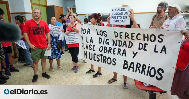 El encierro de Barrios Hartos en un distrito municipal hispalense por los continuos cortes de luz en Sevilla acaba con el arresto de su portavoz