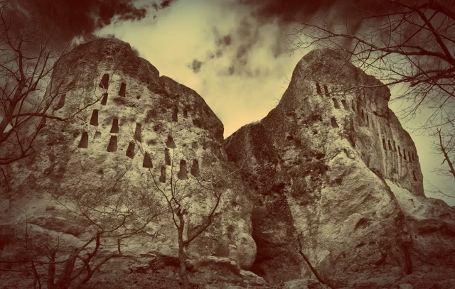 El complejo de Gluhite Kamani, un santuario tracio excavado en la roca