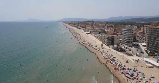 Cadenas humanas formadas a lo largo del litoral valenciano alertan de la regresión de las playas