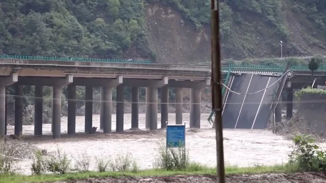 Se derrumba un puente en China: 12 muertos y más de 30 desaparecidos