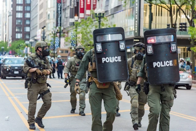 La policía militarizada amenaza la democracia [EN]