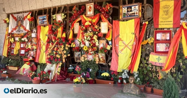 Un altar para Franco en suelo público: el culto al dictador que pervive ante su tumba