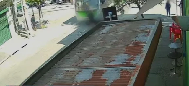 Ladrón es atropellado por un autobús después de robarle el móvill a un anciano en Brasil [POR]