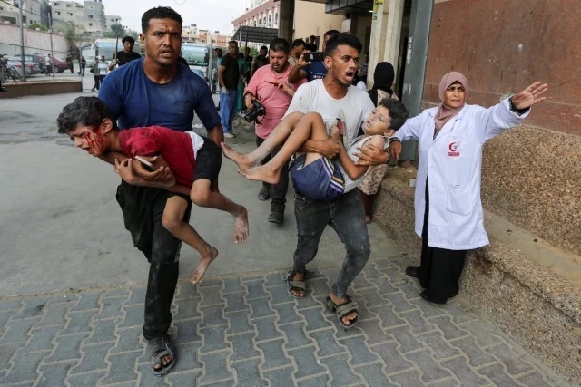 Israel bombardea una zona humanitaria del sur de Gaza y deja al menos 27 muertos apenas horas después de que el ejército pidiera una evacuación
