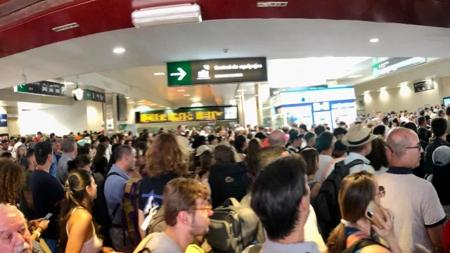 Retrasos masivos en los trenes de alta velocidad entre Madrid y Valencia: cientos de personas aglomeradas en Chamartín
