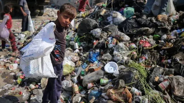 "Un infierno en la Tierra": cómo la guerra y el bloqueo de Israel han dejado a Gaza viviendo entre aguas fecales y montañas de basura