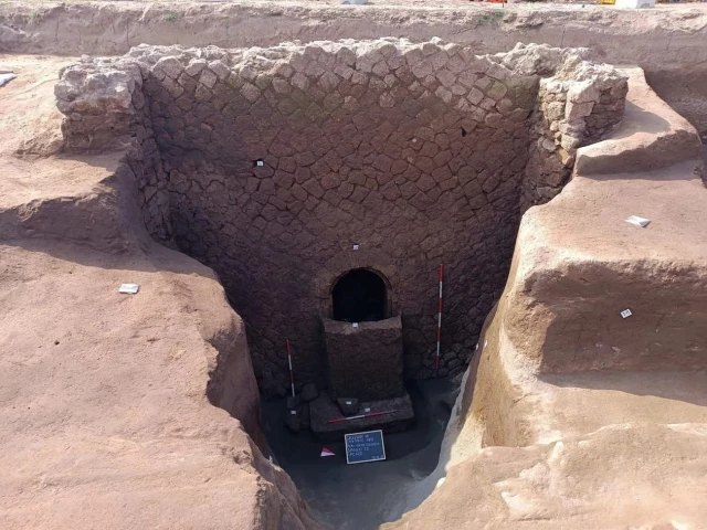 Investigadores acceden al contenido de un sarcófago romano sellado por 2000 años, en la Tumba del Cerbero en Nápoles