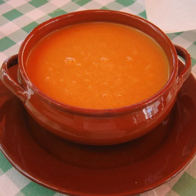 La primera receta de gazpacho moderno que conocemos es del siglo XVIII y no es andaluza. Ni siquiera es española