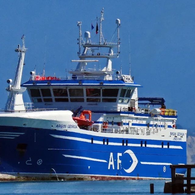 El naufragio de un palangrero con tripulación gallega que lleva más de once horas en balsas salvavidas en medio de un océano salvaje mantiene en vilo a Galicia