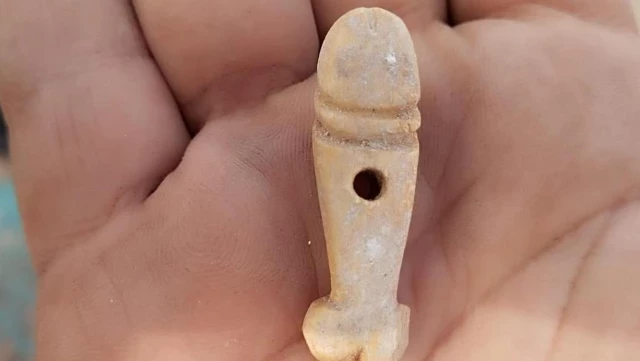 Un colgante en forma de pene, la «sorpresa» íbera hallada en un yacimiento de Alicante