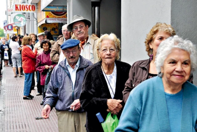 El Gobierno de Milei busca subir la edad jubilatoria a 75 años y reformar la ley de contrato de trabajo