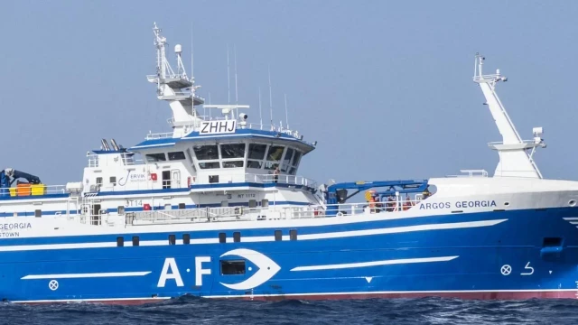 Al menos dos muertos tras el naufragio de un pesquero en las Malvinas con 27 marineros a bordo, entre ellos 10 españoles