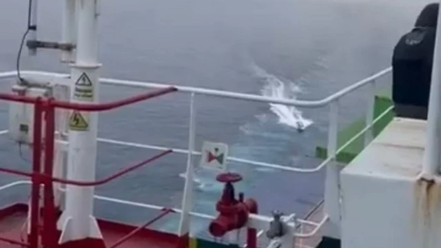 Tripulantes de un buque carguero hacen explotar una lancha pirata