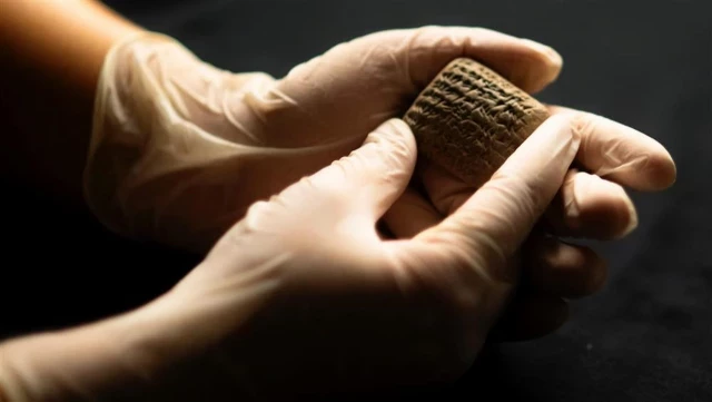 Encuentran una tableta de arcilla con escritura cuneiforme que contiene una lista de compra de muebles en la Edad del Bronce