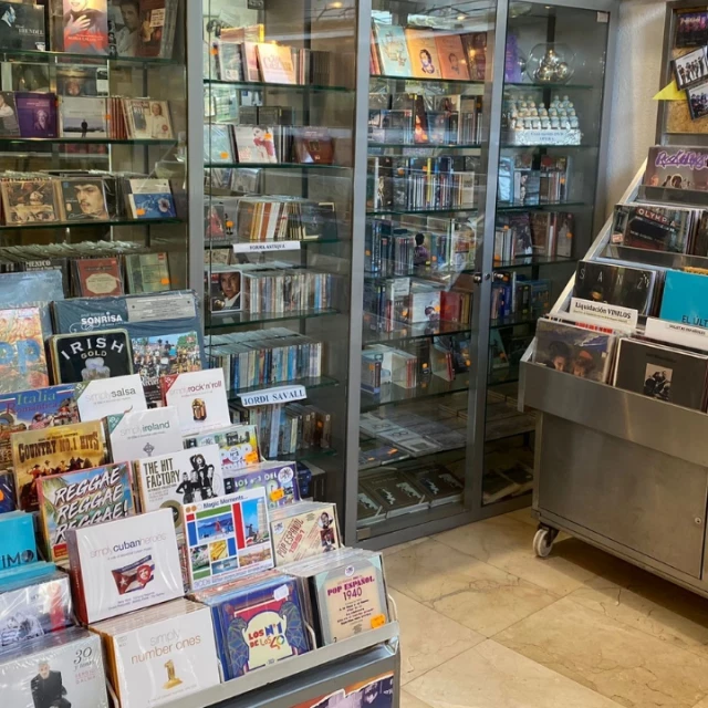 Una de las tiendas de discos más antiguas de España está en Gijón: «El artista más vendido siempre serán Los Beatles»