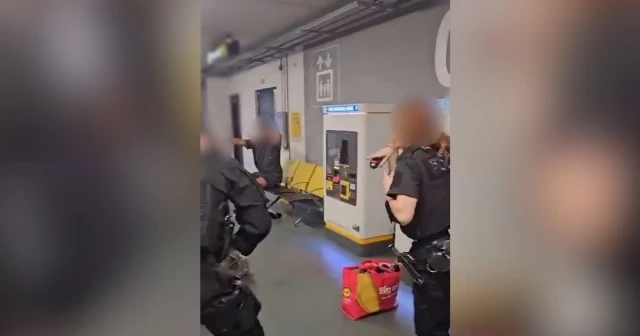 Imágenes brutales de un oficial pateando a un hombre en la cabeza en el aeropuerto de Manchester aparecen mientras la policía emite una declaración