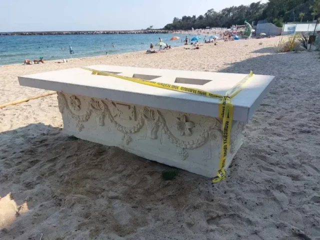 Sarcófago supuestamente de la época romana, descubierto en una playa cerca de Varna (ENG)