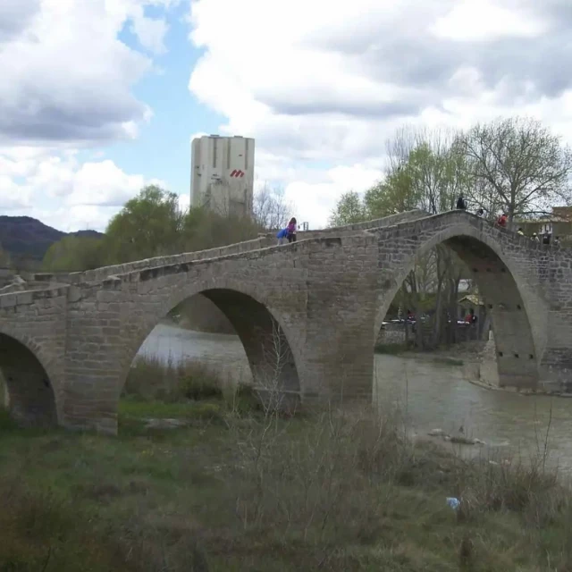 El pueblo pequeño de Huesca con un impresionante puente románico y una ruta escultórica