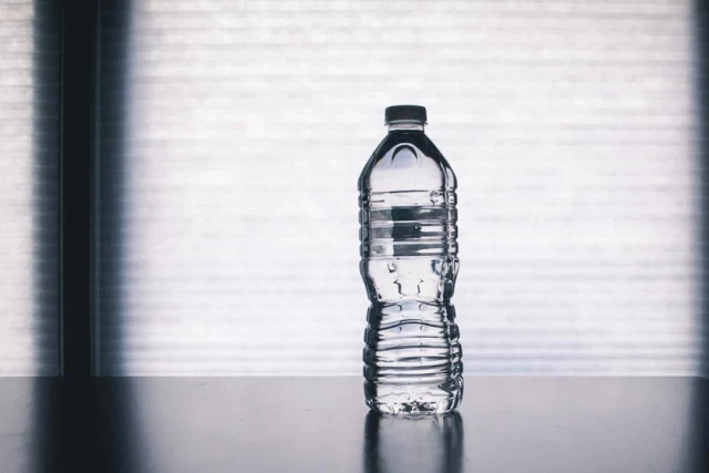 Investigan a Nestlé por llevar 15 años vendiendo en Francia agua potabilizada como si fuera agua mineral