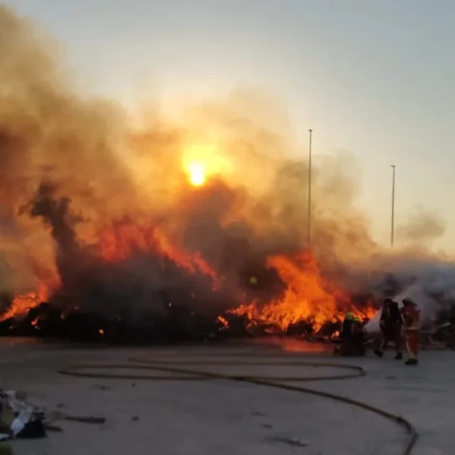 Segundo incendio en quince días en la planta de reciclaje de Almussafes