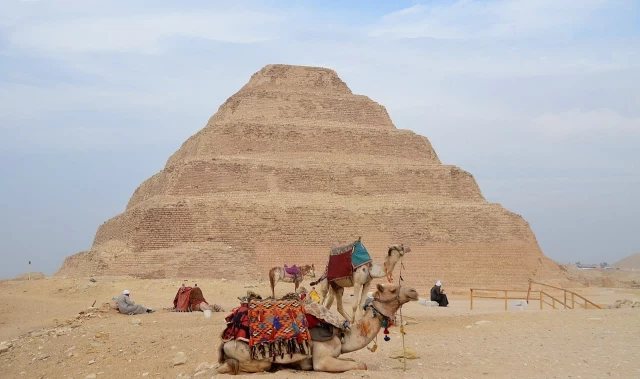 La primera pirámide egipcia se construyó usando un sistema de energía hidráulica